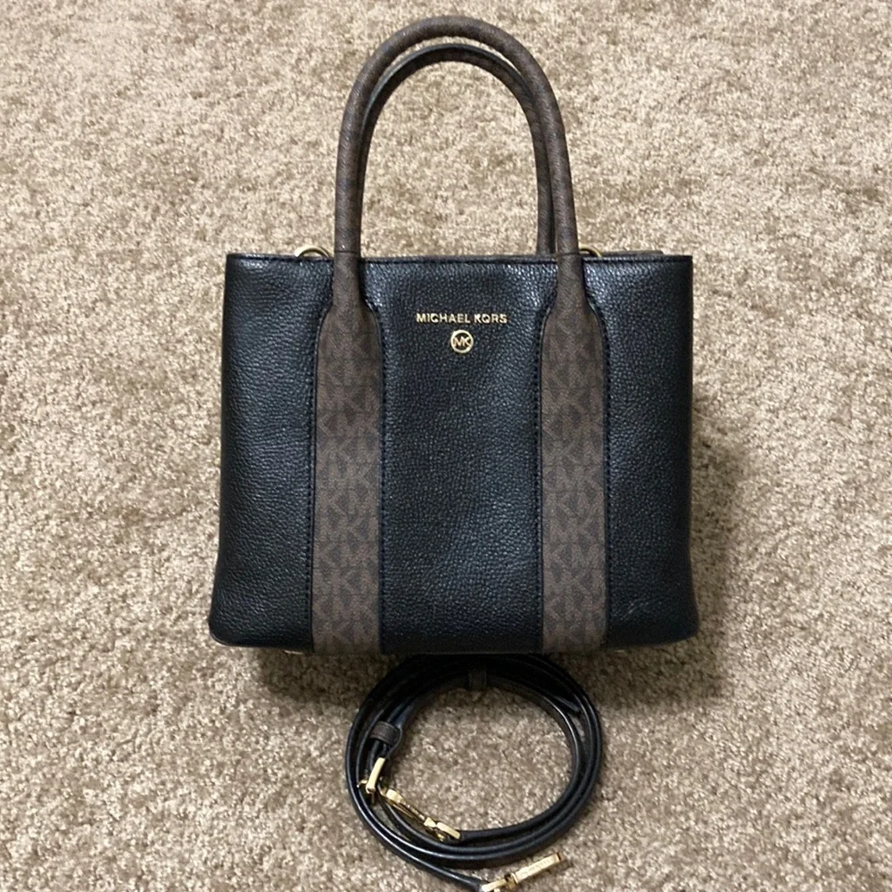 Michael Michael Kors Austin Medium Pebbled Leather Messenger Bag USED